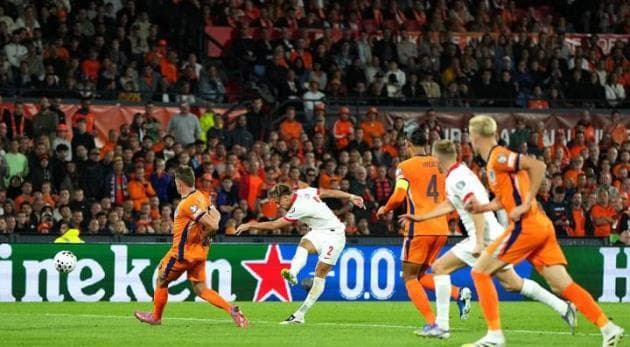 Matty Cash lập siêu phẩm giúp Ba Lan cầm hòa Hà Lan 1-1